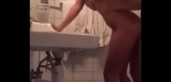  hermosa chica caliente follada en el baño  ➨ alexysexy.live